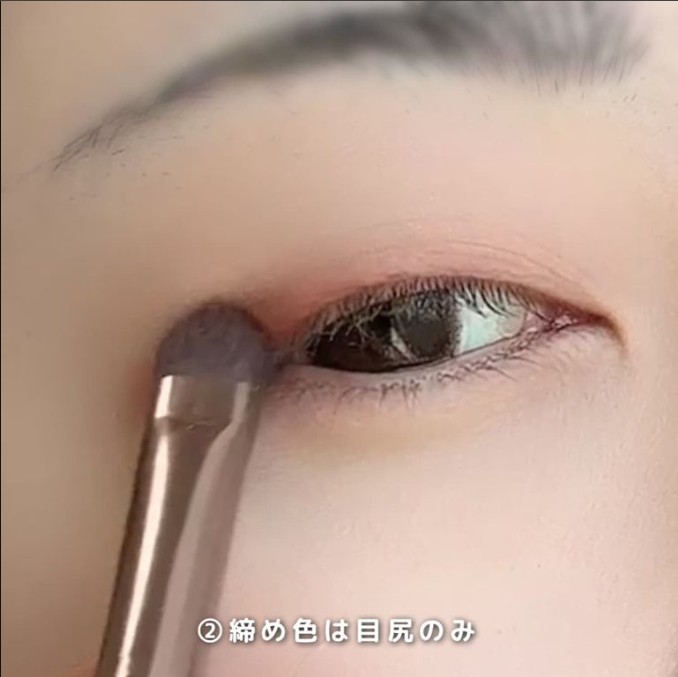 腫れぼったく見えないピンクメイク